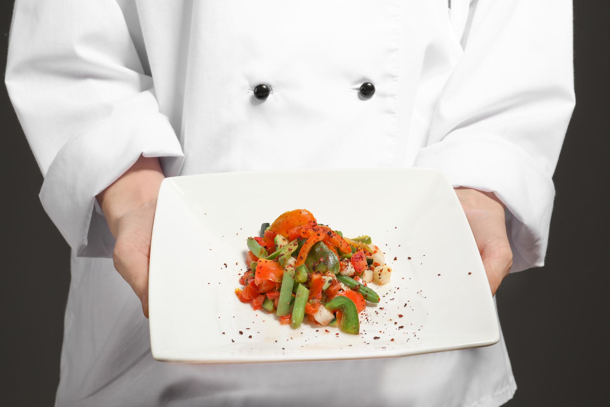 Chef che sistema una preparazione con cura